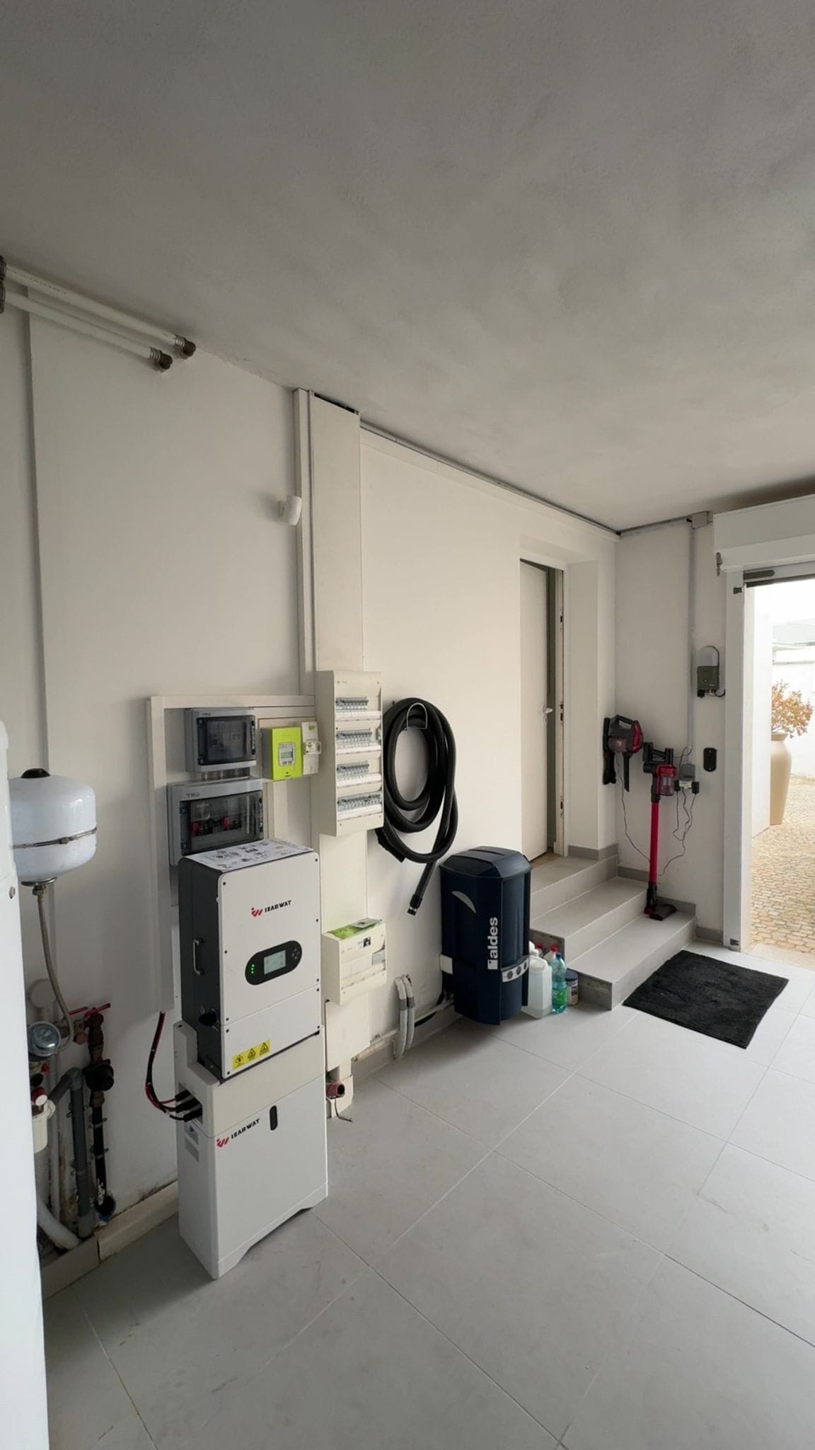 Onduleur et batterie IEARWAT installés dans un local technique