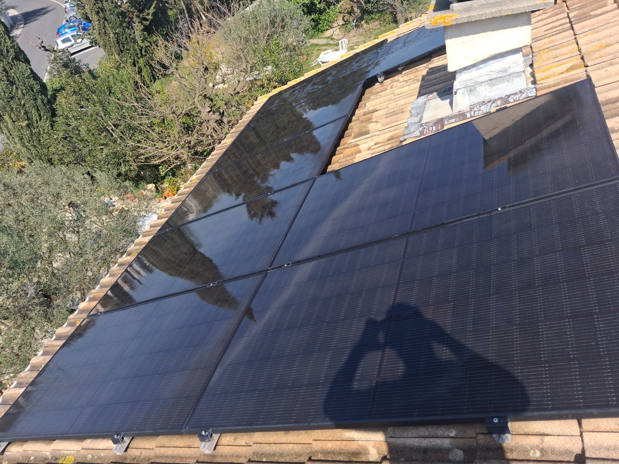 Panneaux photovoltaïques sur une toiture en tuiles
